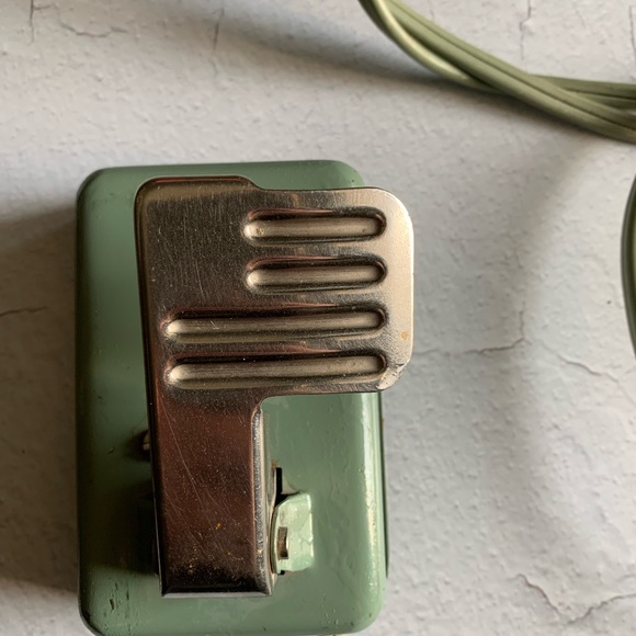 Vintage Spartan Singer Sewing Machine - Picture 8 of 10